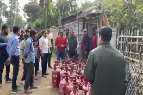 গোপন সংবাদের ভিত্তিতে বেআইনিভাবে মজুদ রাখা রান্নার গ্যাসের সিলিন্ডার উদ্ধার করল প্রশাসন