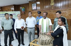 ডুকলি ব্লকের ৫টি স্বনির্ভর গোষ্ঠীর মধ্যে হাঁসের বাচ্চা বিতরণ করেন রাজ্যপাল