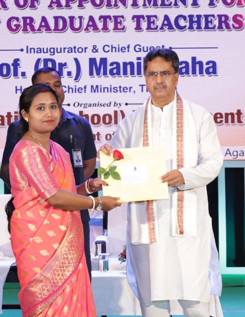 শিক্ষক-শিক্ষিকা পদে নিয়োগপত্র প্রদান অনুষ্ঠানে মুখ্যমন্ত্রী রাজ্য সরকার দ্রুত বিভিন্ন দপ্তরের শূন্যপদগুলি পুরণের চেষ্টা করছে
