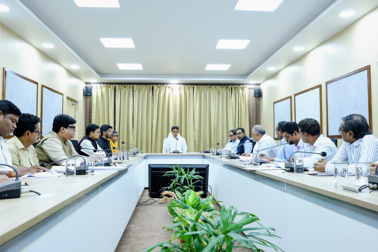 বিদ্যুৎ এবং পানীয়জল ও স্বাস্থ্যবিধান দপ্তরের পর্যালোচনা সভা, আগরতলা শহরে সৌরবিদ্যুৎ উৎপাদন ও ব্যবহারের জন্য জনগণকে আরও বেশি করে উৎসাহিত করতে হবে: মুখ্যমন্ত্রী