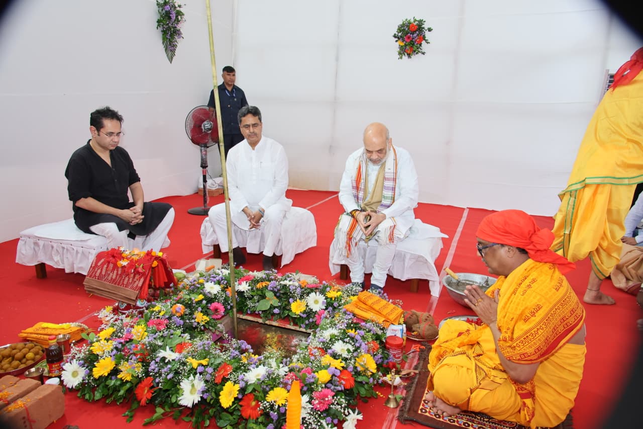 পুষ্পবন্ত প্যালেস হোটেলের ভিত্তিপ্রস্তর স্থাপন করলেন স্বরাষ্ট্রমন্ত্রী