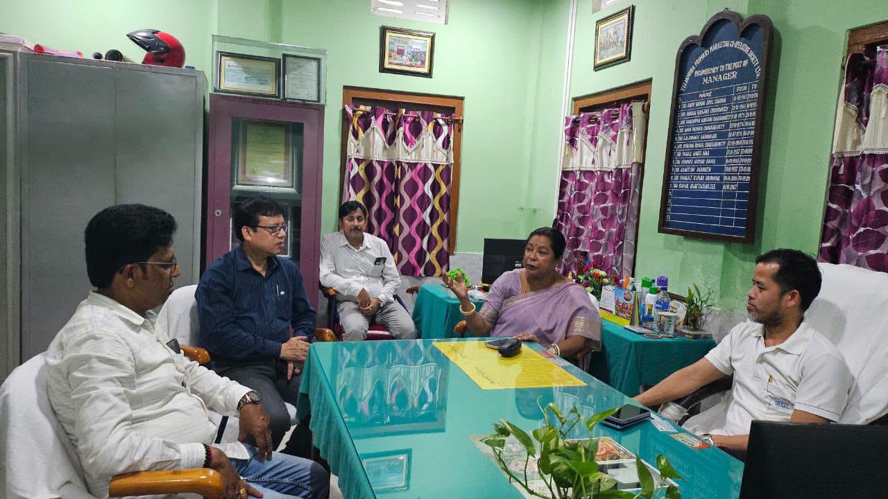 তেলিয়ামুড়া প্রাইমারি মার্কেটিং কো-অপারেটিভসোসাইটি লিমিটেডের কার্যালয় পরিদর্শনে সমবায়মন্ত্রী