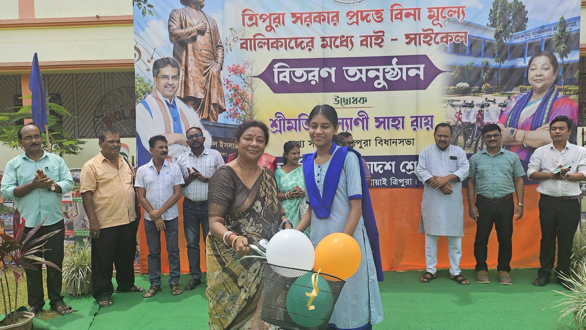 তেলিয়ামুড়ায় ছাত্রীদের বাইসাইকেল বিতরণ করলেন সরকারি মুখ্যসচেতক