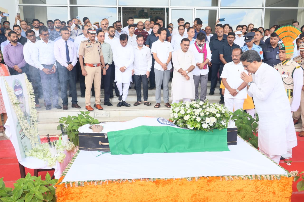 সচিবালয়ে এবং পুলিশ সদর দপ্তরে প্রয়াত পুলিশ মহানির্দেশককে শ্রদ্ধা জ্ঞাপন