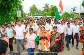 স্বর্ণপদক জয়ী অস্মিতাকে দক্ষিণ ত্রিপুরা জেলা প্রশাসনের পক্ষ থেকে সংবর্ধনা