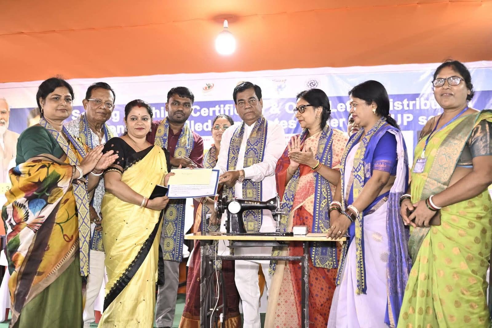 আগরতলায় এমএমডিইউপি-র আওতায় ১০০ মহিলার হাতে সেলাই মেশিন তুলে দেওয়া হল