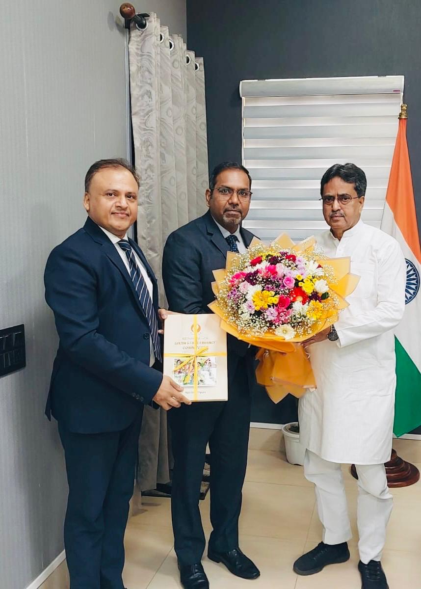 মুখ্যমন্ত্রীর নিকট ষষ্ঠ রাজ্য অর্থ কমিশনের প্রতিবেদন পেশ
