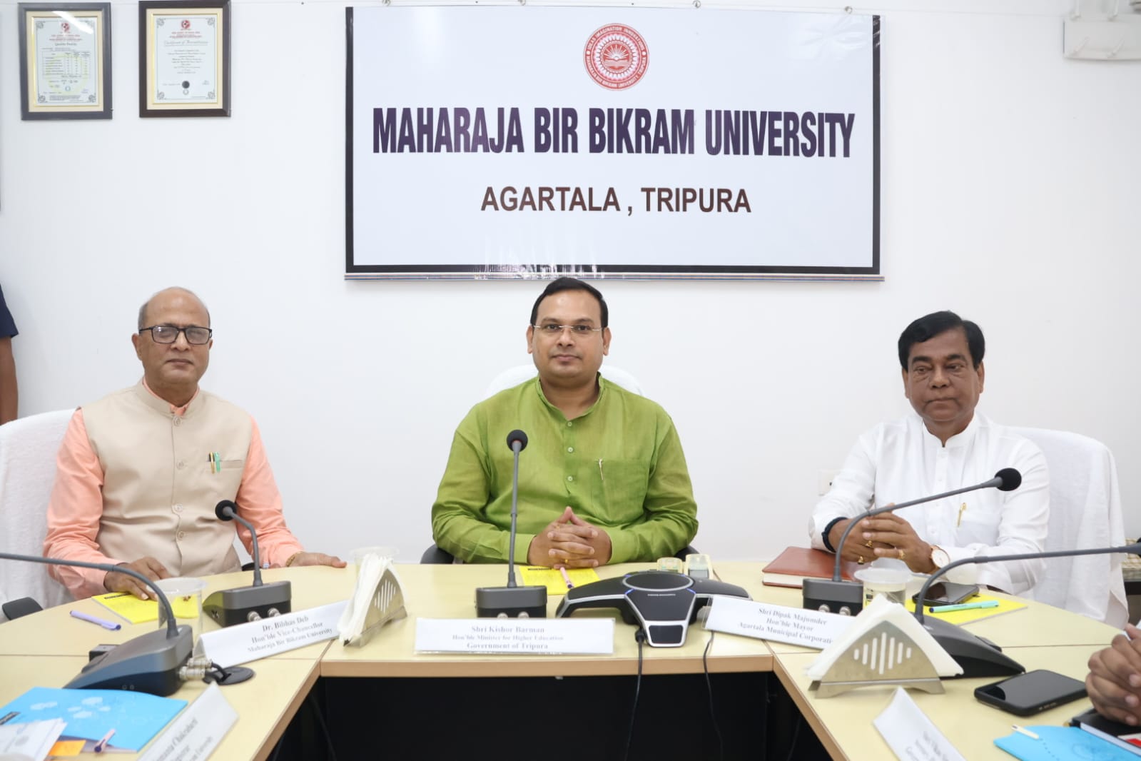 উচ্চশিক্ষামন্ত্রীর সভাপতিত্বে উচ্চশিক্ষা প্রতিষ্ঠানগুলির পরিকাঠামোর মান উন্নয়নে ও শিক্ষা ব্যবস্থার আধুনিকীকরণ বিষয়ে পর্যালোচনা সভা অনুষ্ঠিত