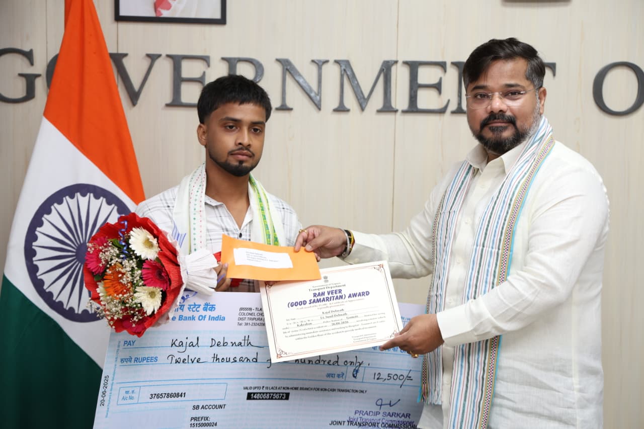 দুর্ঘটনাগ্রস্ত ব্যক্তিকে সহায়তা করার জন্য ৮ জনকে রাহ-বীর পুরস্কারে সম্মানিত করলেন পরিবহণমন্ত্রী